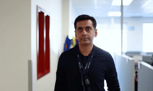 "通过使用搭载内置模拟器与人工智能的数字孪生技术,我们能够有效采用远程生产模式。这一模式帮助我们精简了生产流程,进而打造出效率更高、安全风险暴露度更低的团队。" —— Nilesh Sarin, LNG Canada, IT 经理