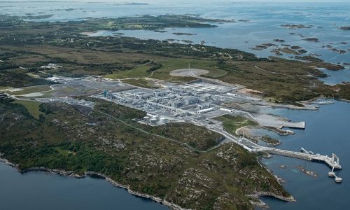 "通过将我们所有的系统与数据整合到一个平台中，数字孪生让我们能够提升Nyhamna所有作业活动的风险评估水平。助力我们实现零事故、零泄漏的目标。" —— Torstein, 壳牌 Nyhamna, 工厂值班主管